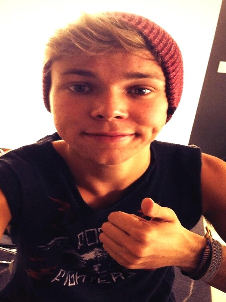 Ashton Irwin 5 Sos-min, Google, Pinterest, Amazon, Ebay, Etsy, Google Shopping 11 by alkamhfashion